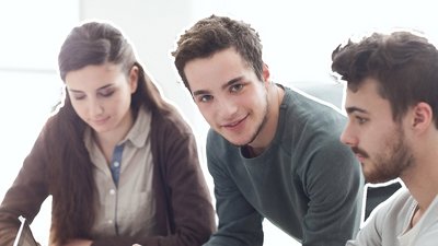 Zwei junge Männer und eine junge Frau