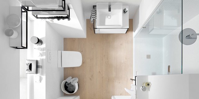 Ein modernes Badezimmer mit einem eleganten Waschbecken, Holzfußboden und einer gläsernen Duschkabine, die viel Licht reflektiert.